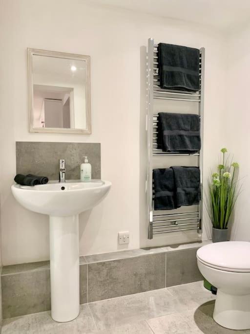 Modern, Period Property With Parking - Located Near Uni, Hospital & Town Centre Ρίντινγκ Εξωτερικό φωτογραφία